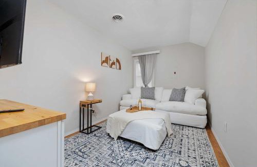 West Central Apartment | Vintage West Central Apt Walkable Free Parking!