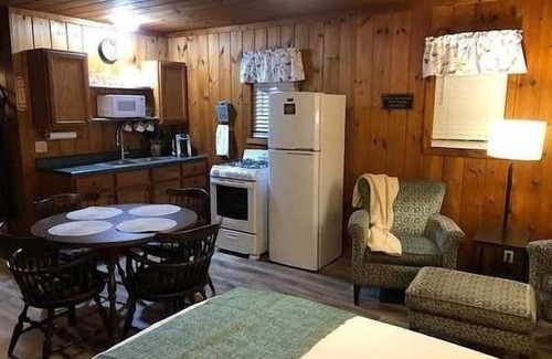Teresita House | Visit Missouri! Pet-Friendly Cabins, Near Jacks Fork River and Rustiques Antique