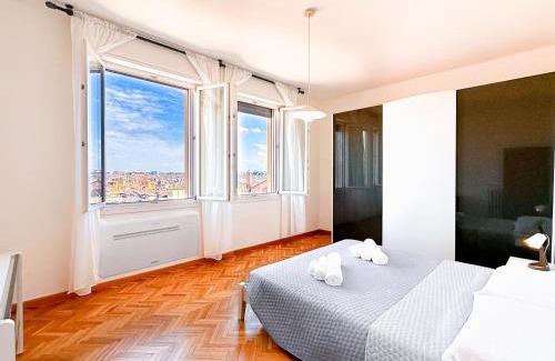 Old Town Apartment | Vista Ghirlandina - Attico sul tetto del centro al settimo piano