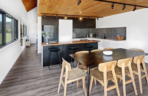 Mansfield House | Vista Montagna - modern home set on peaceful acreage.