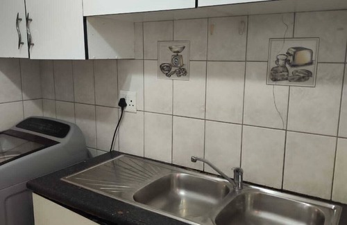 Greater Johannesburg Metropolitan Area Cottage | Vocational cottage in roseacres for tourists and adventurers. Stay with families