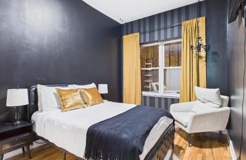 Bucktown Apartment | VOGUE Bucktown 4 BD 2 BA