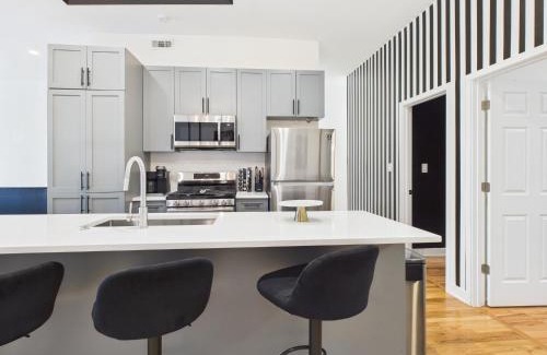Bucktown Apartment | VOGUE Bucktown 4 BD 2 BA