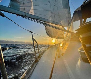 Pointe du Bout Boat Rental | Voilier au mouillage First 405