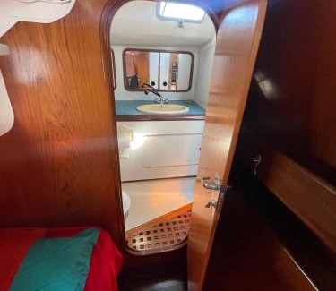 Pointe du Bout Boat Rental | Voilier au mouillage First 405