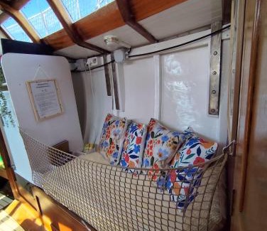 Ouistreham Boat Rental | Voilier confortable en bois à cotés des plages et ferries
