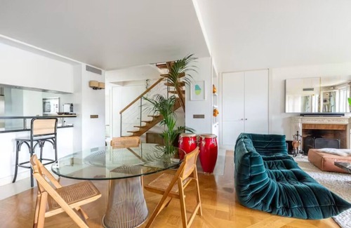 Palais-Royal Apartment | Vue Incroyable sur le Palais Royal " Emilie in Paris "