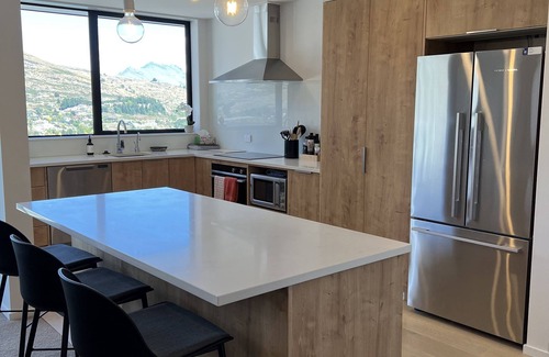 Queenstown House | Vues On Angelo | 3 bedrooms | Free WIFI |