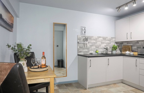 Llanycil Cottage | VYRNWY LAKESIDE - BALA LAKE, romantic in Bala