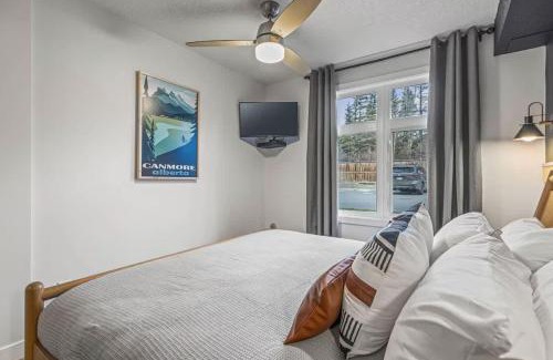 Canmore House | W118 NEW! Central Canmore- Light Industrial Hotel Room