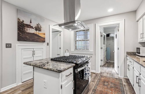 Cleveland House | Wade Manor: Game-room, Gym, Office and Fenced in Backyard