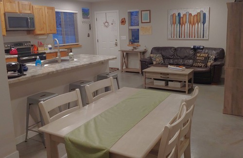 St. Regis House | Waffle Cottage Bed & Breakfast ❤ FREE Minigolf ❤ Hot Tub ❤ Fenced Yard