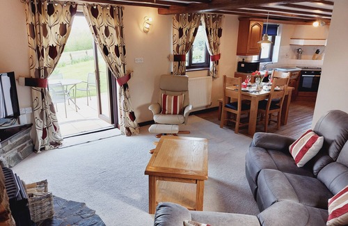 Garthmyl Cottage | WAGGONERS COTTAGE, family friendly, with hot tub in Garthmyl