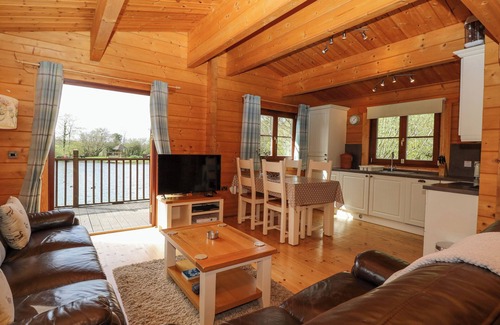 Badwell Ash Cottage | WAGTAIL LODGE, with hot tub in Badwell Ash