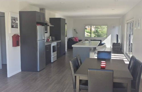 Surfdale House | Waiheke Holiday Haven