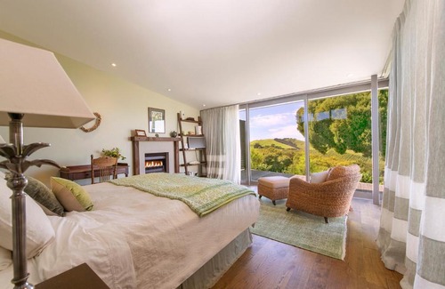 Waiheke Island Ski Chalet | Waiheke Luxury Blue and Green Rooms