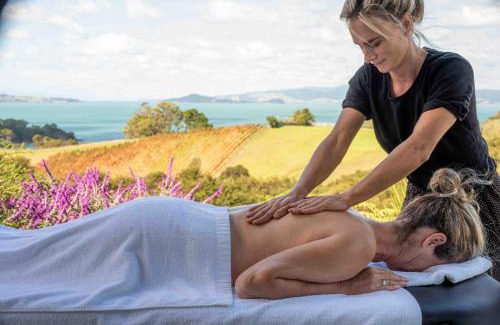 Waiheke Island Ski Chalet | Waiheke Luxury Blue and Green Rooms