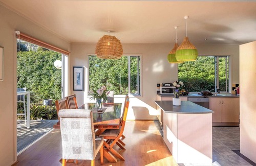 Ostend House | Waiheke Oasis – Your Summer Sanctuary