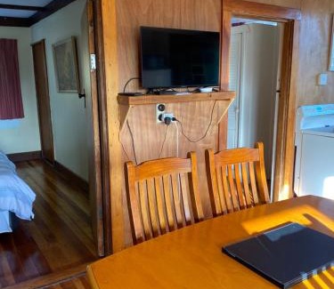 Hangatiki House | Waitomo Farmstay Cottage 1 - Kauri Cottage