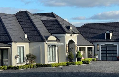 Neerim South House | Wake Up to Stunning Views - Luxury Counrty Escape by Scotch Hill Truffle Farm