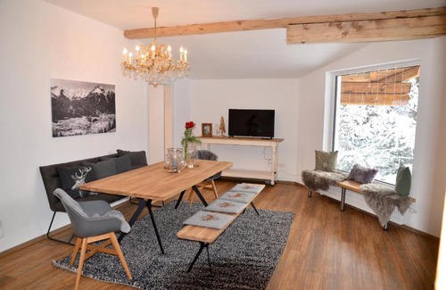 Imst Apartment | Waldcafe - Das Chalet am See