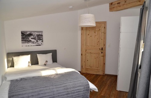 Imst Apartment | Waldcafe - Das Chalet am See
