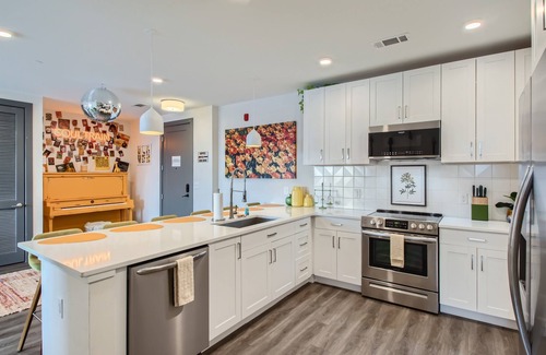 Rutledge Hill Condo | Walk 2 Brdwy * Balcony * Free Parking * Fitness CTR