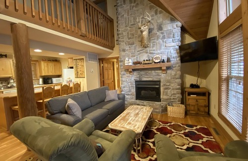 Branson West House | Walk-in! Lodge #1 StoneBridge- Accessible, Rustic 4 Beds/4 Bath Master Suites