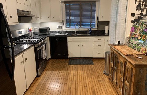 Stockbridge House | Walk into town, soak up sun on enclosed porch & steps away from nature trails!