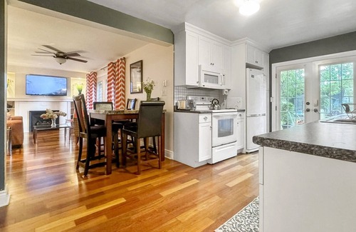 Niagara Falls House | WALK N’ WIN, steps from the Falls