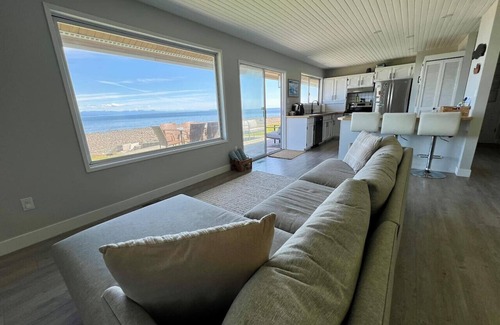 Campbell River House | Walk-On Oceanfront Home Steps From Stories Beach