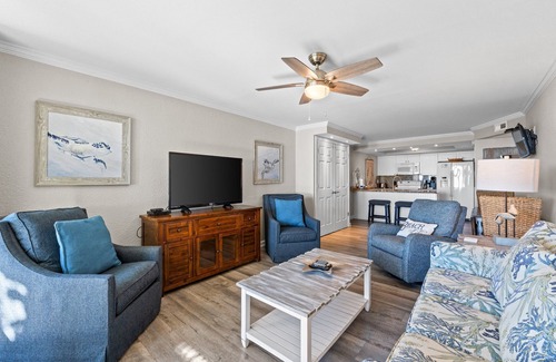 Holiday Beach Condo | Walk Out to the BEACH! 1Bed 2Bath Sleeps 6 PW111