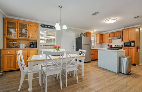 College Station House | Walk to A&M - College Station home + Game Room