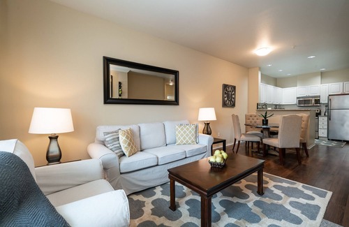 Moss Bay Apartment | Walk to all Kirkland has to offer