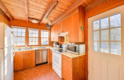 Beach Hampton House | Walk to Amagansett Beach Cottage with Deck!