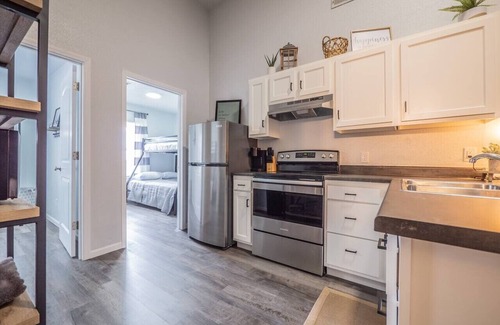 Maryville Apartment | Walk to bars and restaurants! Pet friendly.