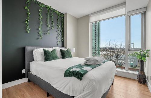 Victoria Park Apartment | Walk to Bars, Casino, Stampede & Saddledome PLUS FREE Bonus Banff Pass, Parking & Wine!