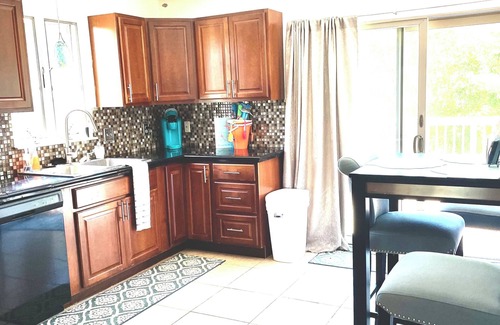 Point Judith House | Walk to Beach ! 5 Bedrooms with adjustable beds sleeps 14 Theater Room Big Deck