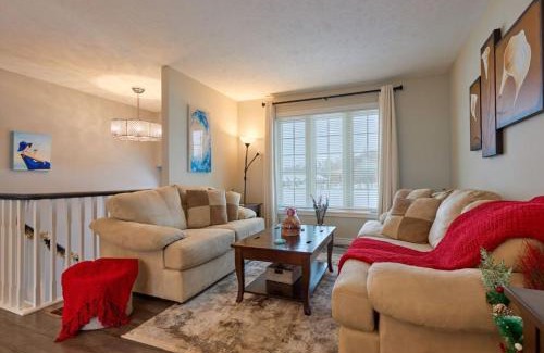Meaford House | Walk to beach and downtown, private backyard, deck
