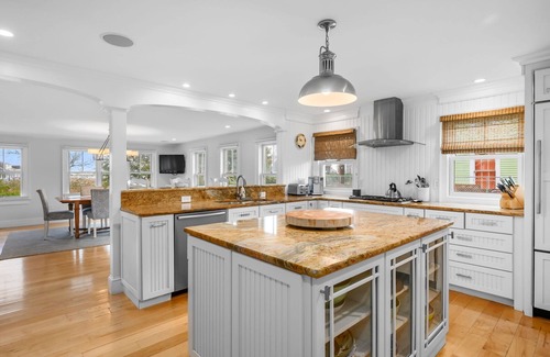 Chatham House | Walk to Beach and Town, Hot tub, Sleeps 8, Pet Friendly