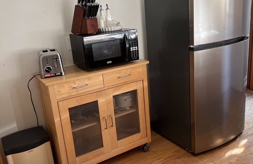 Eastside Apartment | Walk to beach, buzzing restaurants, shops, bars, theater, gym, & coffee shops