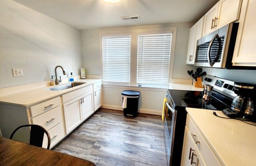 Northeast Virginia Beach Apartment | Walk to Beach | Central | WIFI, parking