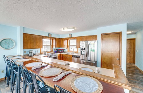 Lincoln City House | Walk to Beach: Dog-Friendly Home in Lincoln City