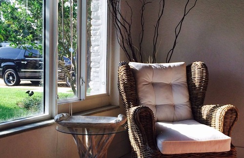 Delray Beach Villa | WALK to BEACH & DOWNTOWN-only 3 bks to ATLANTIC Ave-SO PRIVATE-Heated Salt Pool