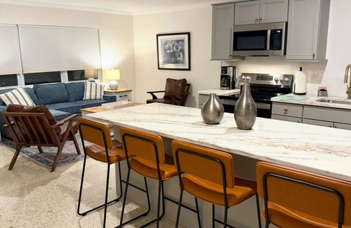 Bay Esplanade House | Walk to beach/Hot Tub/Heated Pool/New Remodel