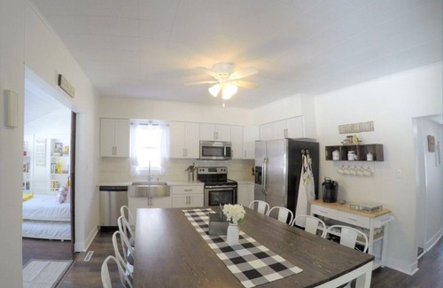Holland House | Walk to beach & marina! Beautiful, luxury family retreat - Farmhouse Cottage