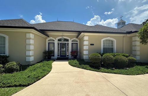 St. Augustine House | Walk to beach, pickleball, tennis, golf, bicycles, gym, island house with pool!
