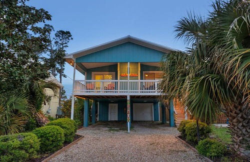 Silver Sands House | Walk to Beach Restaurants Fire Pit Large Porch