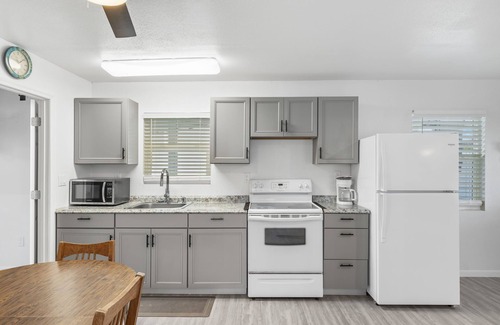 Fort Myers Beach Condo | Walk To Beach, North End Restaurants, Night Life Steps Away!