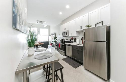 Downtown Cincinnati Apartment | Walk to Bengal, Reds Free Parking King Bed Gym